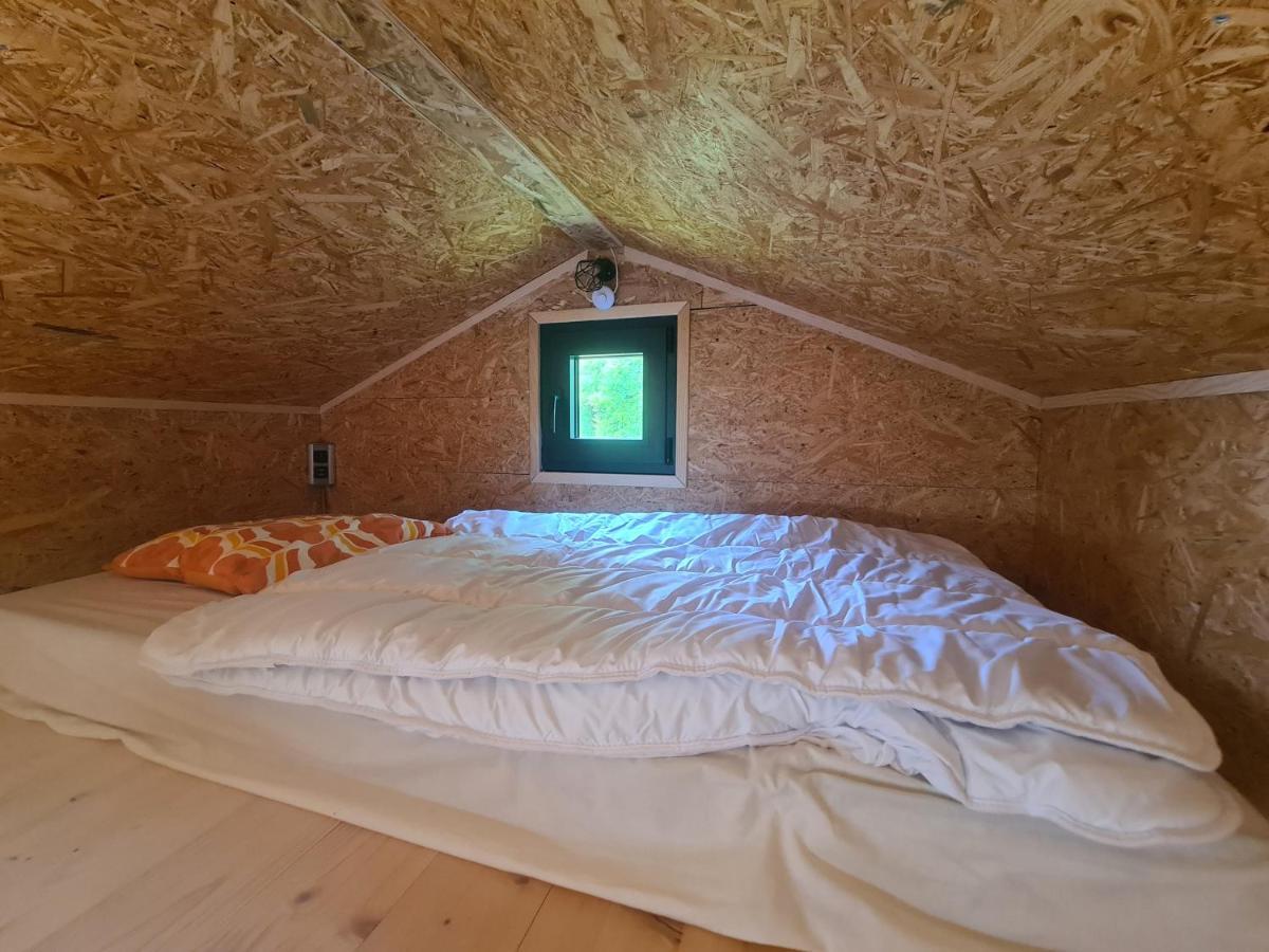 Camping A La Ferme - Hebergements Insolites Cerisy-la-Foret Екстериор снимка